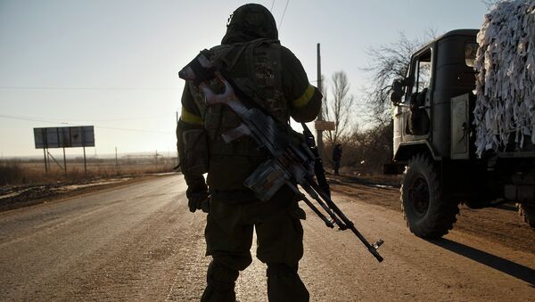Солдат украинской армии на дороге недалеко от Артемовска, Восточная Украина. Архивное фото Солдат украинской армии на дороге недалеко от Артемовска, Восточная Украина. Архивное фото