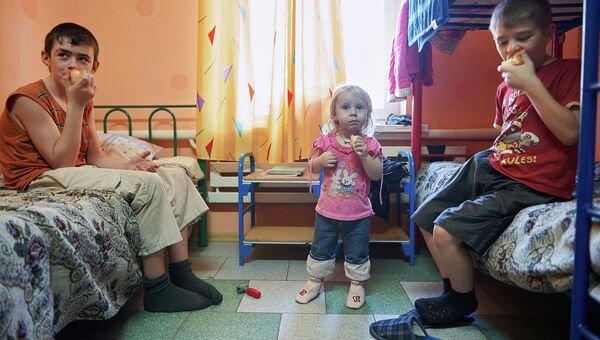 Украинские дети в лагере беженцев в Ростовской области. Архивное фото Украинские дети в лагере беженцев в Ростовской области. Архивное фото