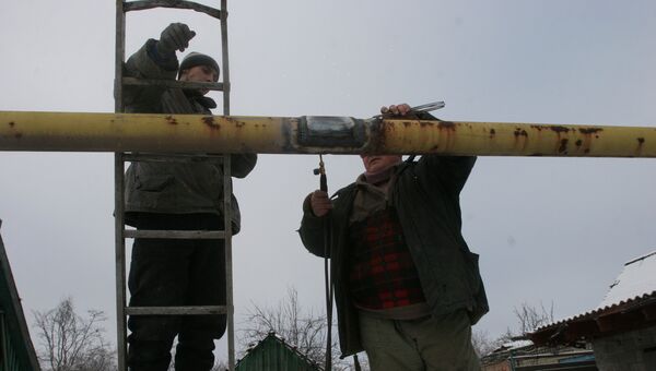 Сотрудники коммунальных служб восстанавливают газовую магистраль в Донецке. Архивное фото Сотрудники коммунальных служб восстанавливают газовую магистраль в Донецке. Архивное фото