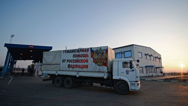 Грузовой автомобиль с российской гуманитарной помощью для жителей Донбасса на КПП Донецк Грузовой автомобиль с российской гуманитарной помощью для жителей Донбасса на КПП Донецк