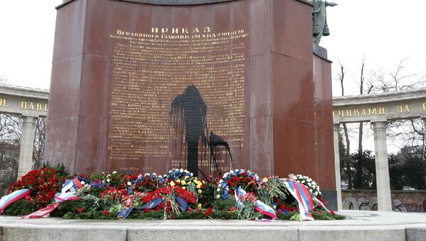 Оскверненный памятник Советскому воину-освободителю в Вене Оскверненный памятник Советскому воину-освободителю в Вене