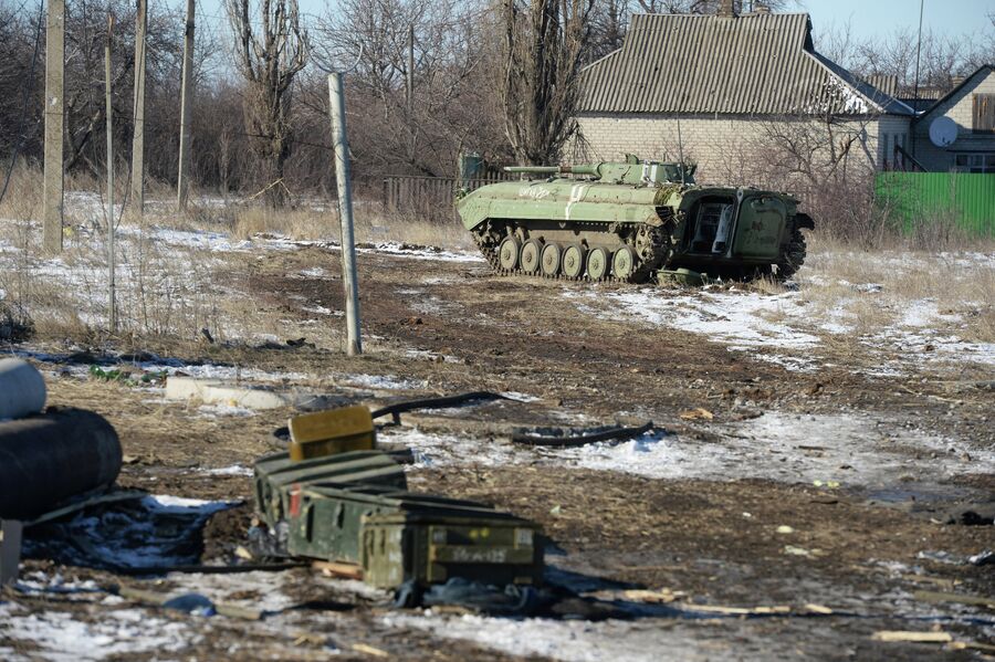 Трофейная украинская военная техника на окраине Дебальцево Трофейная украинская военная техника на окраине Дебальцево