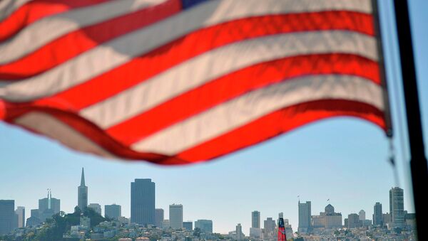 Флаг США на фоне панорамы Сан-Франциско. Архивное фото Флаг США на фоне панорамы Сан-Франциско. Архивное фото