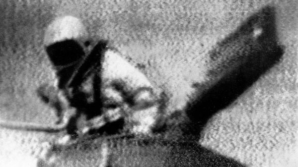 Летчик-космонавт СССР Алексей Леонов выходит в открытый космос с борта космического корабля Восход-2 Летчик-космонавт СССР Алексей Леонов выходит в открытый космос с борта космического корабля Восход-2