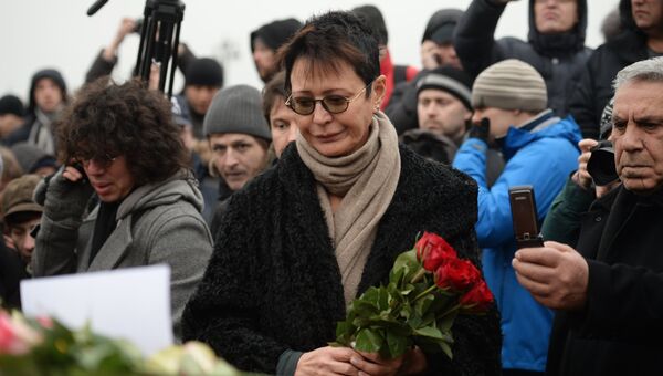 Цветы на месте убийства политика Бориса Немцова Цветы на месте убийства политика Бориса Немцова