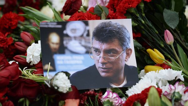 Цветы на месте убийства политика Бориса Немцова Цветы на месте убийства политика Бориса Немцова