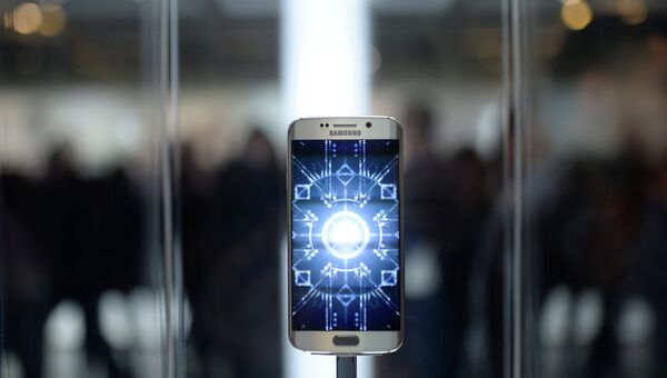Смартфон Galaxy S6. Архивное фото Смартфон Galaxy S6. Архивное фото