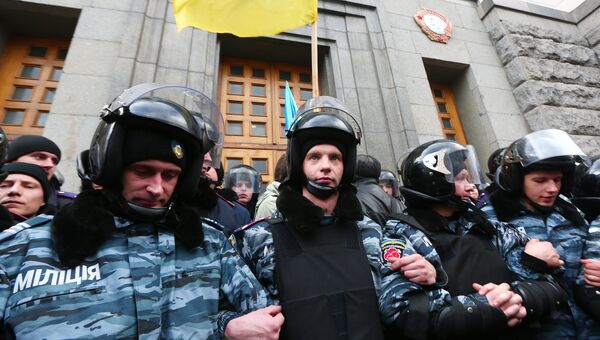 Сотрудники правоохранительных органов у здания Харьковского городского совета во время митинга активистов Евромайдана Сотрудники правоохранительных органов у здания Харьковского городского совета во время митинга активистов Евромайдана