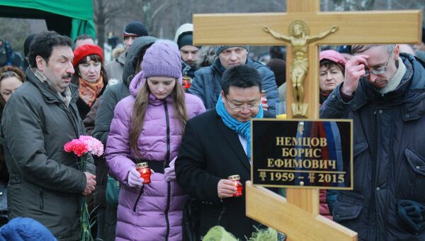 Жители Москвы на похоронах политика Бориса Немцова. Архивное фото Жители Москвы на похоронах политика Бориса Немцова. Архивное фото