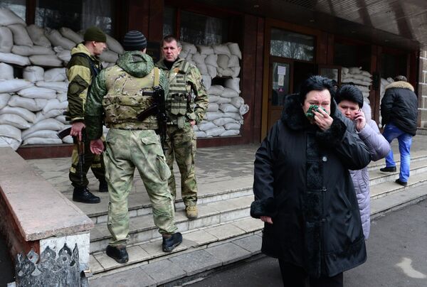 Взрыв на шахте Засядько. Семьи шахтеров возле шахты Взрыв на шахте Засядько. Семьи шахтеров возле шахты