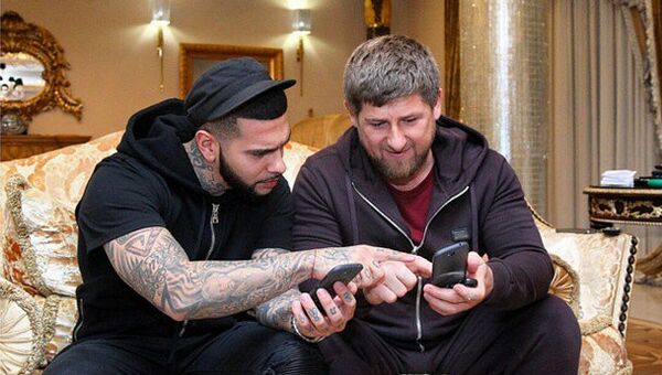 Глава Чечни Рамзан Кадыров и Тимати (Тимур Юнусов) с телефонами YotaPhone. Архивное фото Глава Чечни Рамзан Кадыров и Тимати (Тимур Юнусов) с телефонами YotaPhone. Архивное фото