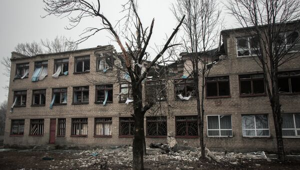 Разрушенное в результате обстрелов во время боевых действий здание в городе Дебальцево. Архивное фото Разрушенное в результате обстрелов во время боевых действий здание в городе Дебальцево. Архивное фото