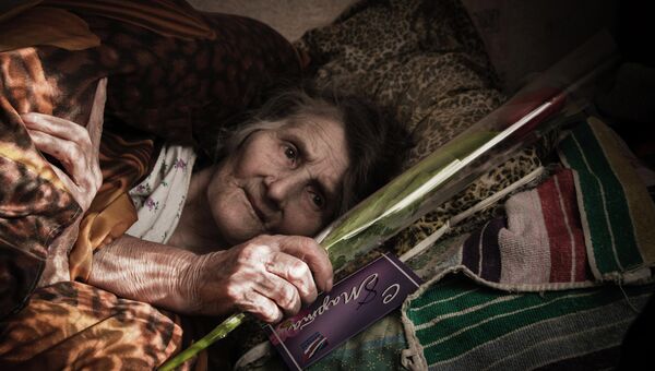 Жительница Дебальцево, получившая поздравления в Международный женский день 8 марта от мэра города Александра Афендикова, в центральной городской больнице города Дебальцево Жительница Дебальцево, получившая поздравления в Международный женский день 8 марта от мэра города Александра Афендикова, в центральной городской больнице города Дебальцево
