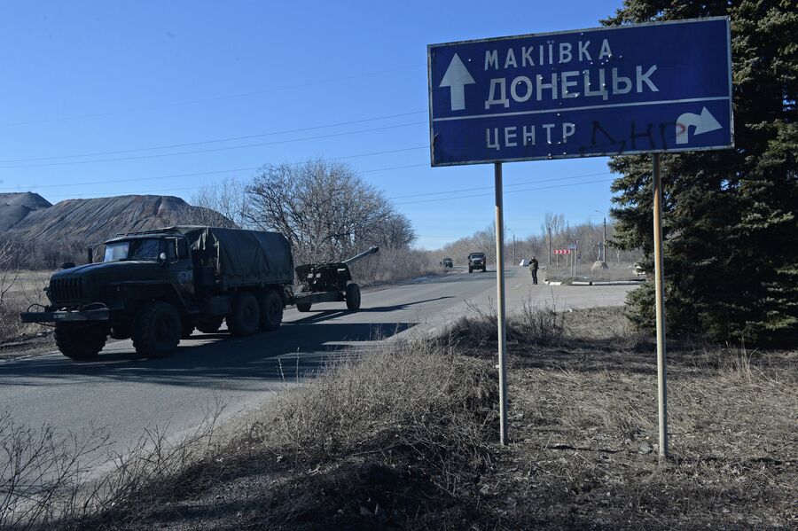 Отвод колонны тяжелой военной техники из Донецка Отвод колонны тяжелой военной техники из Донецка