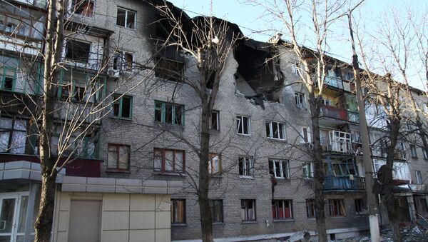 Пятиэтажный жилой дом, пострадавший в результате обстрелов в городе Дебальцево Пятиэтажный жилой дом, пострадавший в результате обстрелов в городе Дебальцево