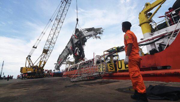 Фюзеляж разбившегося самолета AirAsia QZ8501 Фюзеляж разбившегося самолета AirAsia QZ8501