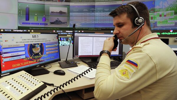 Военнослужащий в центре Управления масштабными военными учениями Северного флота. Архивное фото Военнослужащий в центре Управления масштабными военными учениями Северного флота. Архивное фото