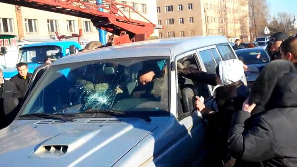 Кадр из видео, на котором жители Константиновки набросились на военных после гибели девочки в ДТП. Архивное фото Кадр из видео, на котором жители Константиновки набросились на военных после гибели девочки в ДТП. Архивное фото