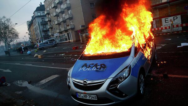 Машина полиции подожженная протестующими во Франкфурте, Германия Машина полиции подожженная протестующими во Франкфурте, Германия