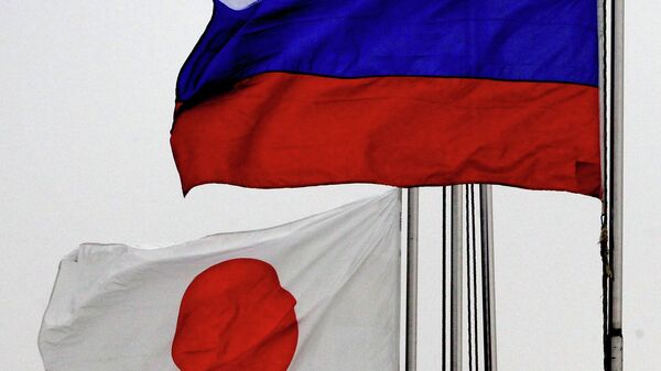 Государственные флаги России (справа) и Японии по случаю прибытия эсминца Хамагири Морских сил самообороны Японии во Владивосток Государственные флаги России (справа) и Японии по случаю прибытия эсминца Хамагири Морских сил самообороны Японии во Владивосток