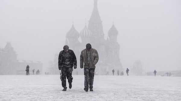 Жители столицы на Красной площади во время снегопада в Москве. Архивное фото Жители столицы на Красной площади во время снегопада в Москве. Архивное фото