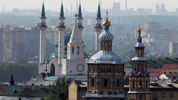 Вид на Петропавловский собор, Спасскую башню Казанского Кремля (в центре) и мечеть Кул Шариф с вертолетной площадки гостиницы Гранд Отель Казань Вид на Петропавловский собор, Спасскую башню Казанского Кремля (в центре) и мечеть Кул Шариф с вертолетной площадки гостиницы Гранд Отель Казань