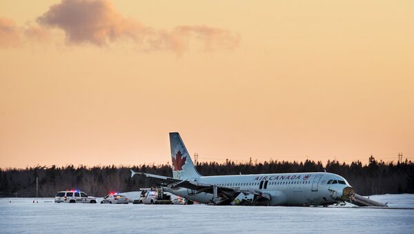 Самолет авиакомпании Air Canada выехал за пределы взлетно-посадочной полосы в международном аэропорту канадского города Галифакс Самолет авиакомпании Air Canada выехал за пределы взлетно-посадочной полосы в международном аэропорту канадского города Галифакс