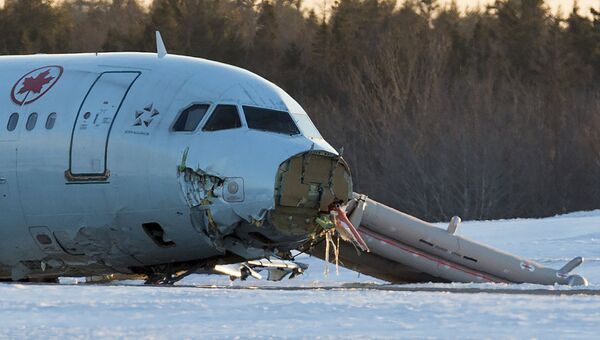 Самолет авиакомпании Air Canada выехал за пределы взлетно-посадочной полосы в международном аэропорту канадского города Галифакс Самолет авиакомпании Air Canada выехал за пределы взлетно-посадочной полосы в международном аэропорту канадского города Галифакс