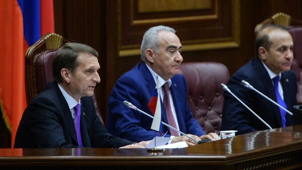 Председатель Национального собрания Республики Армения Галуст Саакян ( центре). Архивное фото Председатель Национального собрания Республики Армения Галуст Саакян ( центре). Архивное фото