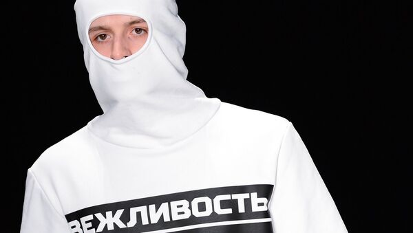 Модели готовятся к показу специальной коллекции дизайн-бюро Армия России Модели готовятся к показу специальной коллекции дизайн-бюро Армия России