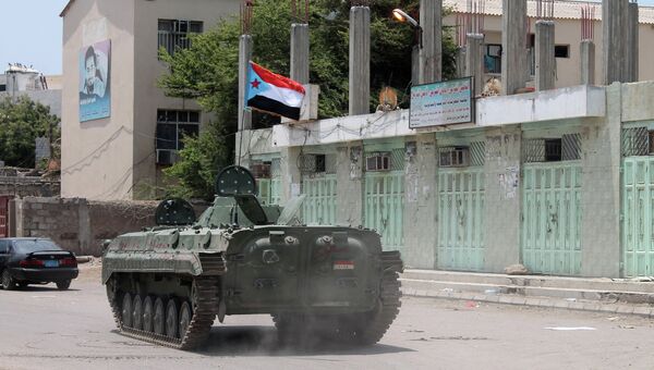 Танк под флагом сепаратистского движения в городе Аден. Архивное фото Танк под флагом сепаратистского движения в городе Аден. Архивное фото