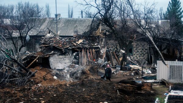 Женщина возле разрушенного дома в Углегорске. Архивное фото Женщина возле разрушенного дома в Углегорске. Архивное фото