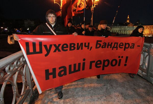 Участники факельного шествия в честь 60-летия гибели командира УПА Романа Шухевича. Архивное фото Участники факельного шествия в честь 60-летия гибели командира УПА Романа Шухевича. Архивное фото