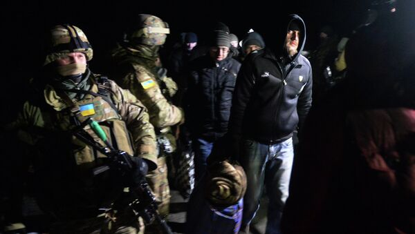 Военнопленные ДНР и ЛНР во время процедуры обмена между ополченцами ДНР, ЛНР и украинскими силовиками. Архивное фото Военнопленные ДНР и ЛНР во время процедуры обмена между ополченцами ДНР, ЛНР и украинскими силовиками. Архивное фото