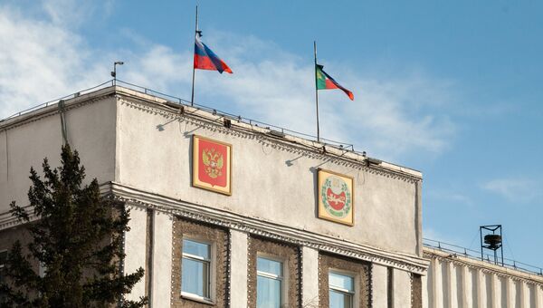 Флаги на здании правительства Республики Хакасия. Архивное фото Флаги на здании правительства Республики Хакасия. Архивное фото