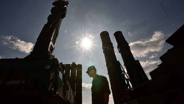Военнослужащий у зенитно-ракетной системы С-300. Архивное фото Военнослужащий у зенитно-ракетной системы С-300. Архивное фото