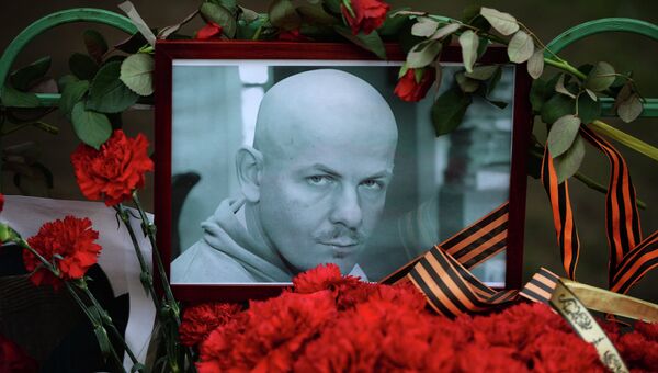 Цветы и свечи у посольства Украины в Москве в память об убитом в Киеве журналисте Олесе Бузине. Апрель 2015 года Цветы и свечи у посольства Украины в Москве в память об убитом в Киеве журналисте Олесе Бузине. Апрель 2015 года