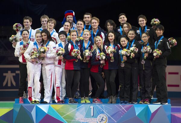 Церемония награждения призеров командного чемпионата мира по фигурному катанию в Токио Церемония награждения призеров командного чемпионата мира по фигурному катанию в Токио