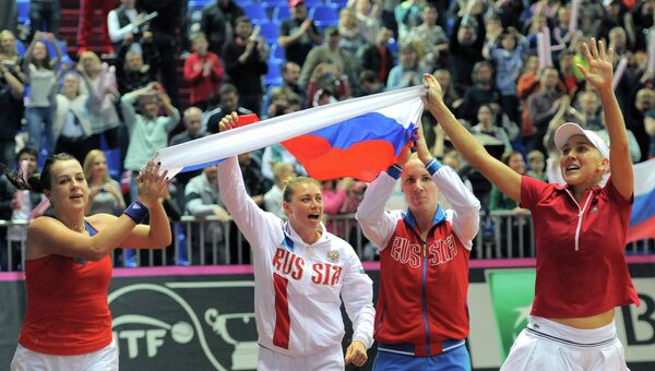 Игроки российской сборной слева направо: Анастасия Павлюченкова, Вера Звонарева, Светлана Кузнецова и Елена Веснина радуются победе в полуфинальном матче Кубка Федерации между сборными России и Германии Игроки российской сборной слева направо: Анастасия Павлюченкова, Вера Звонарева, Светлана Кузнецова и Елена Веснина радуются победе в полуфинальном матче Кубка Федерации между сборными России и Германии