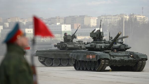 Танк Т-90А на полигоне в Алабино во время совместной тренировки пеших и механизированных колонн к Параду Победы. Архивное фото Танк Т-90А на полигоне в Алабино во время совместной тренировки пеших и механизированных колонн к Параду Победы. Архивное фото