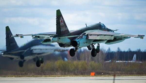 Штурмовик Су-25 во время подготовки к военному параду в честь 70-й годовщины Победы Штурмовик Су-25 во время подготовки к военному параду в честь 70-й годовщины Победы