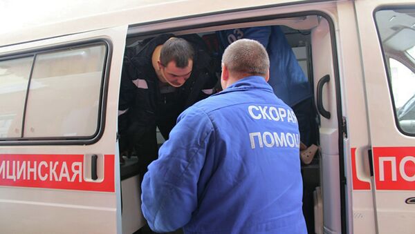 Врач у машины скорой помощи Врач у машины скорой помощи