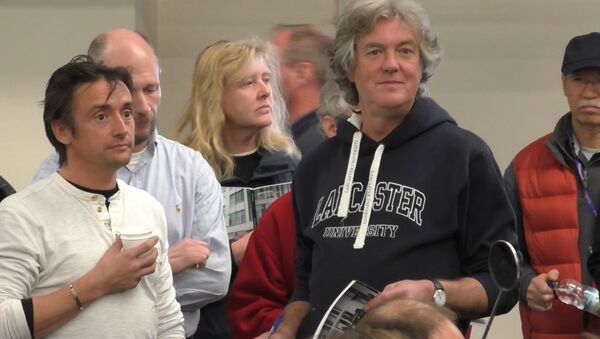 Бывшие ведущие Top Gear на распродаже своих мотоциклов шутили о потере работы Бывшие ведущие Top Gear на распродаже своих мотоциклов шутили о потере работы
