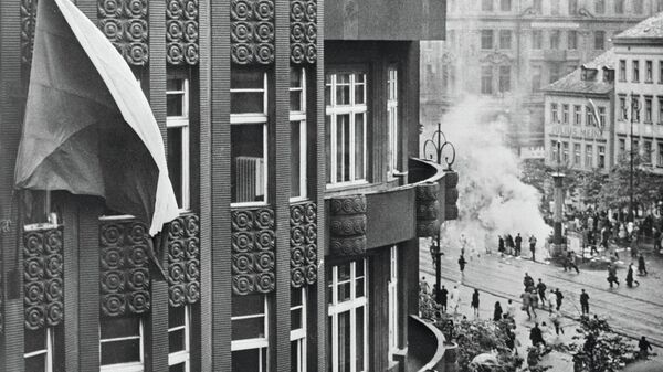 На здании в Праге развевается флаг Чехословакии. Май 1945 года На здании в Праге развевается флаг Чехословакии. Май 1945 года