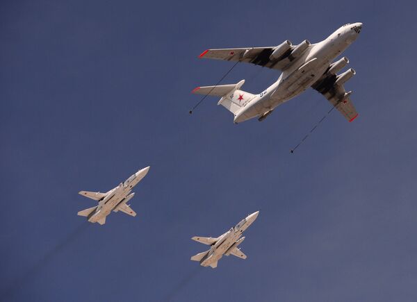 Самолёт-заправщик Ил-78 и фронтовые бомбардировщики Су-24 Самолёт-заправщик Ил-78 и фронтовые бомбардировщики Су-24
