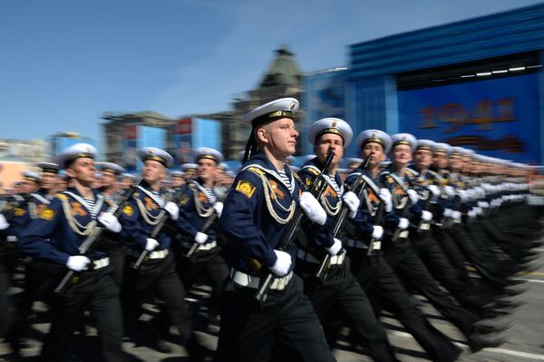 Военнослужащие время генеральной репетиции военного парада Военнослужащие время генеральной репетиции военного парада