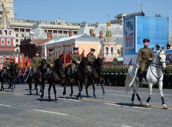 Военнослужащие, одетые форму времен Великой Отечественной войны Военнослужащие, одетые форму времен Великой Отечественной войны