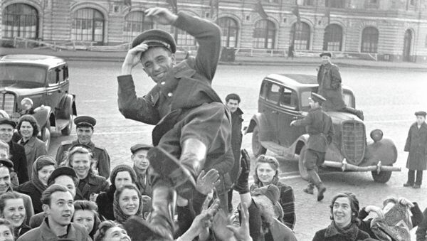 Москвичи подкидывают офицера в день победы 9 мая 1945 г. на Красной площади Москвичи подкидывают офицера в день победы 9 мая 1945 г. на Красной площади