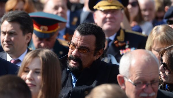 Актер Стивен Сигал перед началом военного парада в ознаменование 70-летия Победы в Великой Отечественной войне Актер Стивен Сигал перед началом военного парада в ознаменование 70-летия Победы в Великой Отечественной войне