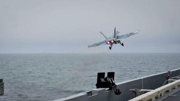 Истребитель США Boeing F/A-18F Super Hornet во время запуска с палубы авианосца USS Theodore Roosevelt. Архивное фото Истребитель США Boeing F/A-18F Super Hornet во время запуска с палубы авианосца USS Theodore Roosevelt. Архивное фото